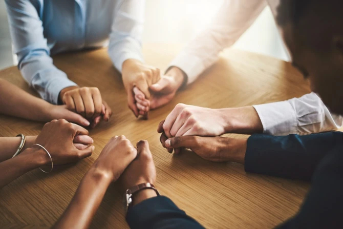 Харизматическое обновление в Испании принимает руководство епископов по "исцелению поколений