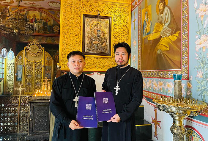 Прихожанам храмов в Таиланде подарили издание канона Андрея Критского на тайском языке