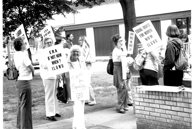 'Юридически бессмысленно': Эксперты реагируют на заявление Байдена о поправке о равных правах