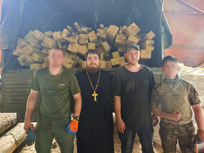 Брянский священник передал гуманитарный груз в зону СВО