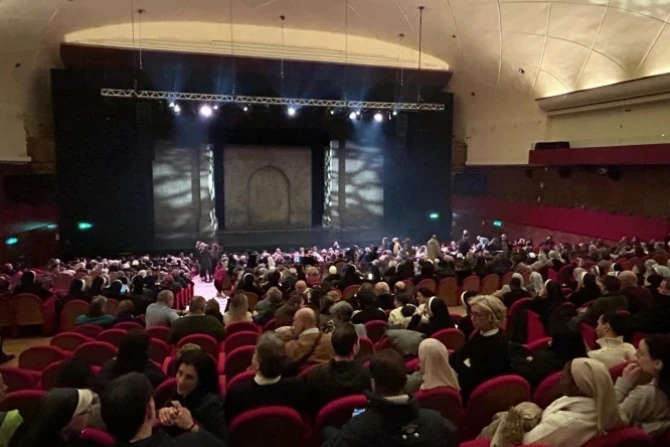 1600 бедняков Рима посетили премьеру фильма "Бернадетта из Лурда