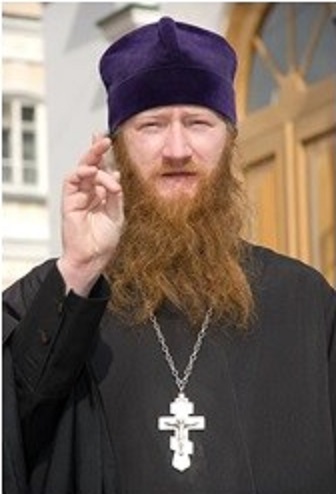 Почему священнослужитель, благословляя, складывает пальцы не так, как мы?