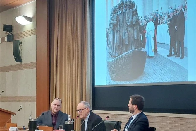 Почему кардинал Черни и скульптор Тимоти Шмальц привезли "Ангелов без сознания" в Ватикан