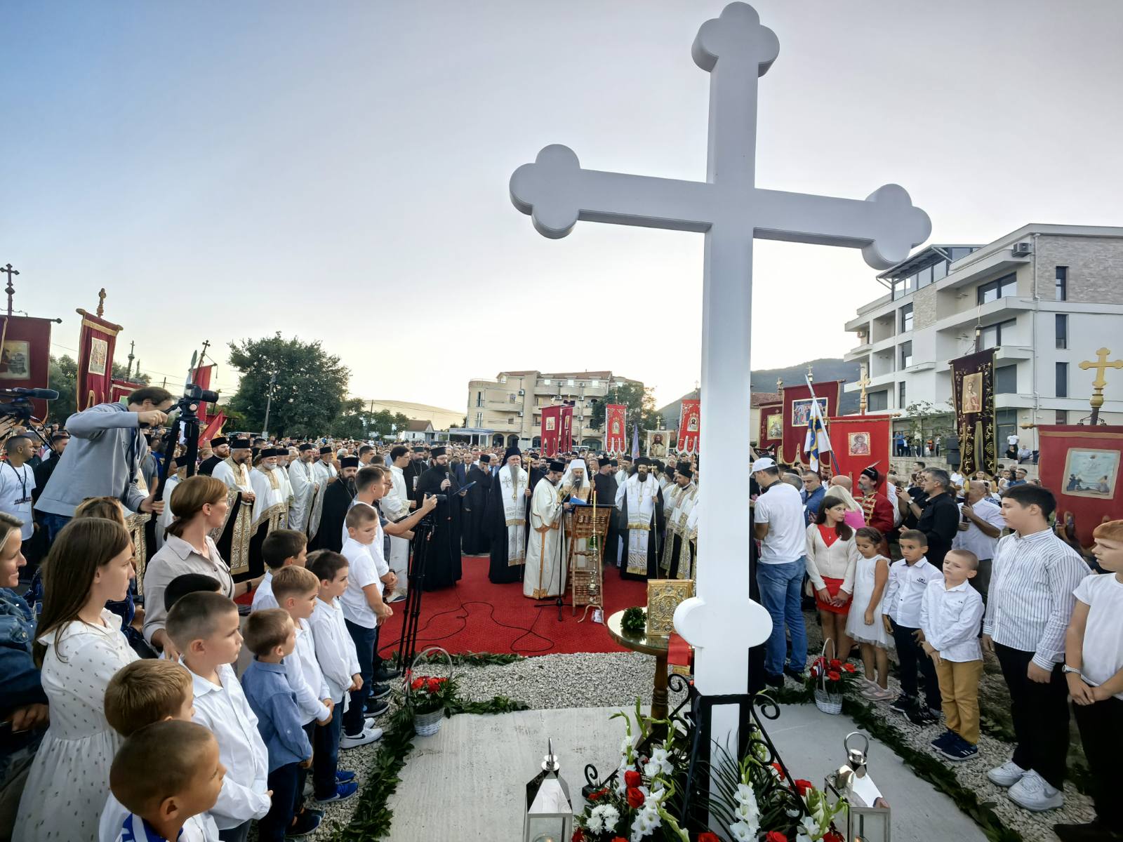 Сербский Патриарх Порфирий освятил крест на месте будущего собора в Биеле