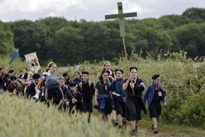 Шартрское паломничество собирает 19 000 человек, демонстрирующих веру и традиции