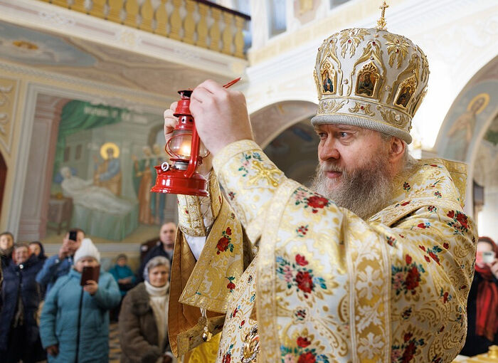 В кафедральном соборе Луганска встретили Вифлеемский огонь