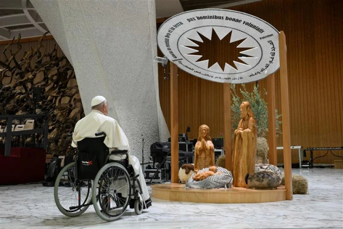 Вифлеемский художник защищает присутствие палестинского кефийе в сцене Рождества Христова после ответной реакции