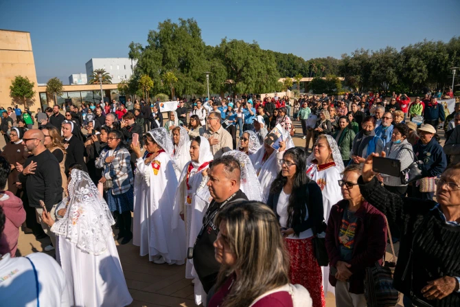 ФОТО: Вера, надежда и исцеление в OneLife LA на фоне пожаров в Южной Калифорнии