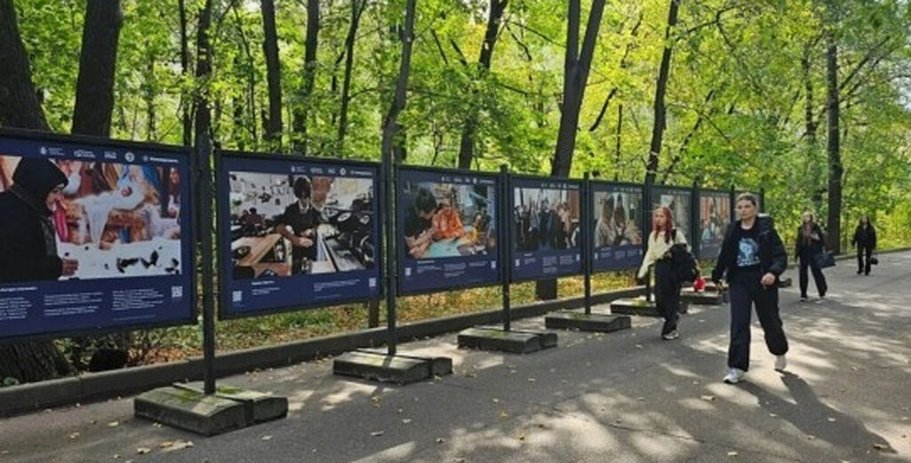 В парке «Фили» в Москве открылась фотовыставка, посвященная благотворительным проектам Церкви