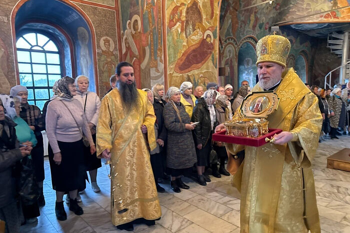 Состоялось принесение ковчега с мощами Патриарха Всероссийского Тихона в Новокузнецкую епархию