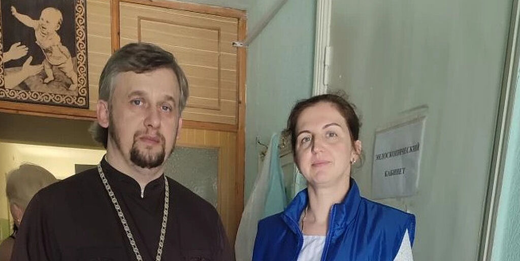 Сотрудники Патриаршей гуманитарной миссии оказывают помощь пострадавшим в Старобельске