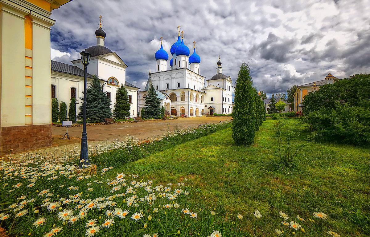 Высоцкий мужской монастырь в Серпухове