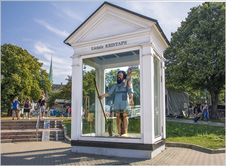 Скульптура святого Кристапа в Риге 
