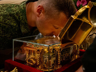 Митрополит Тихон принял участие в принесении мощей святого патриарха Тихона в Крым