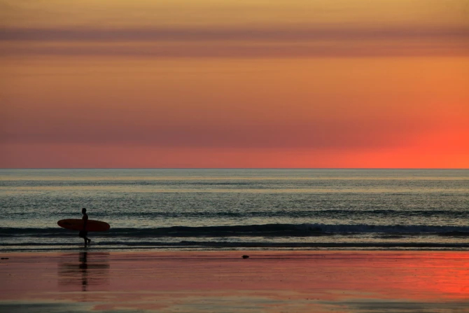Священник-серфингист совершает второе спасение в океане, спасая отца и сына