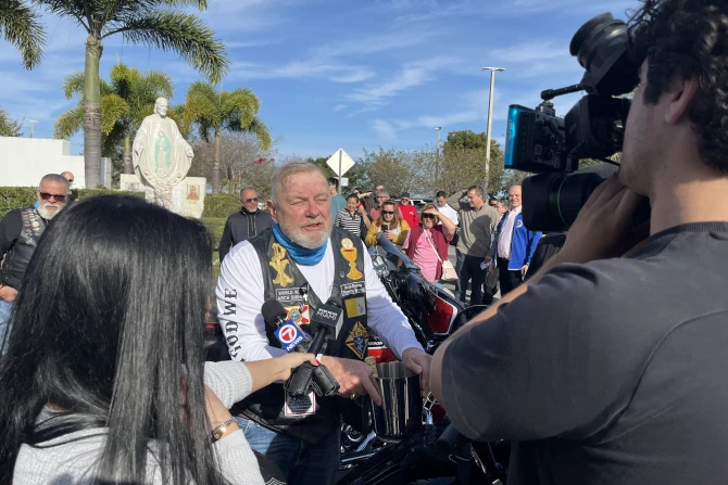 Архиепископ Майами присоединяется к сотням мотоциклистов для ежегодной поездки по сбору средств