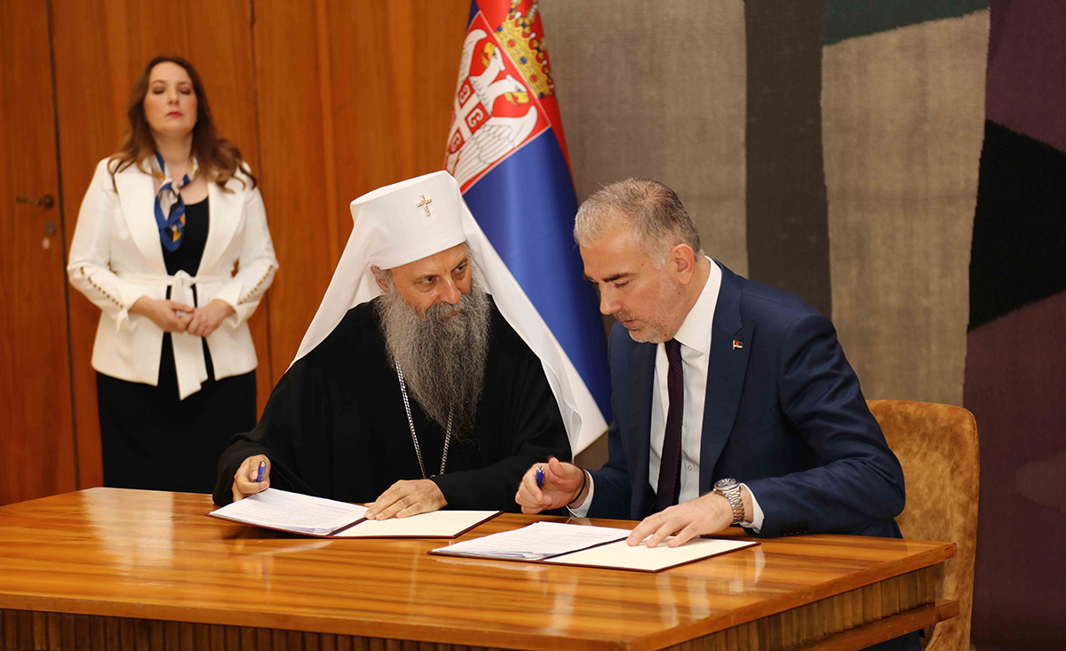 Патриарх Порфирий подписал соглашение о стипендиях для студентов духовных факультетов и академий