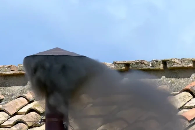 Черный дым поднимается из Сикстинской капеллы, поскольку утреннее голосование в четверг завершилось без Папы