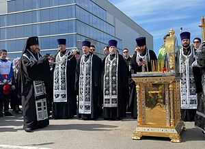 На 40-й день трагедии панихиду у здания «Крокус Сити Холла» по благословению Святейшего Патриарха Кирилла совершил архиепископ Одинцовский Фома
