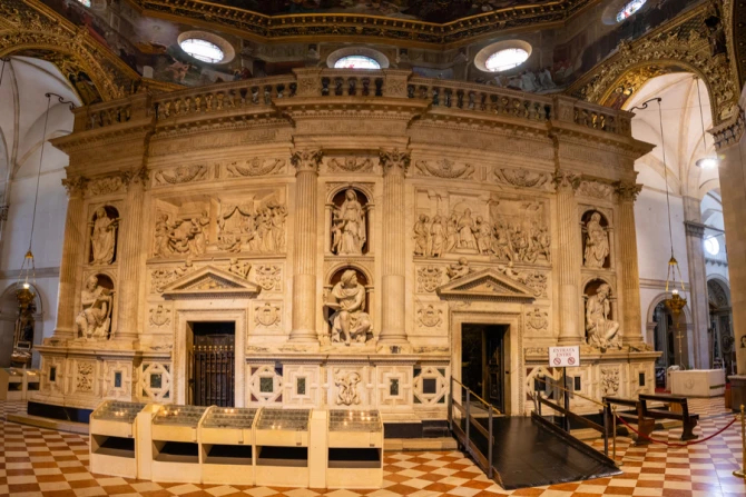 Как Святой Дом Марии в Назарете мог оказаться в Лорето, Италия?