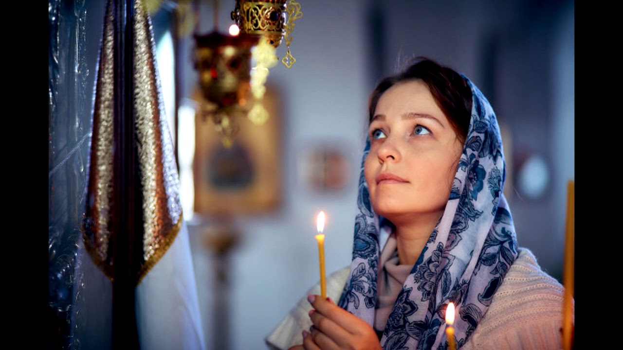 Цвет платка в великий пост. Женщина в храме. Православная женщина в храме. Девушка молится в храме. Православная девушка в храме.