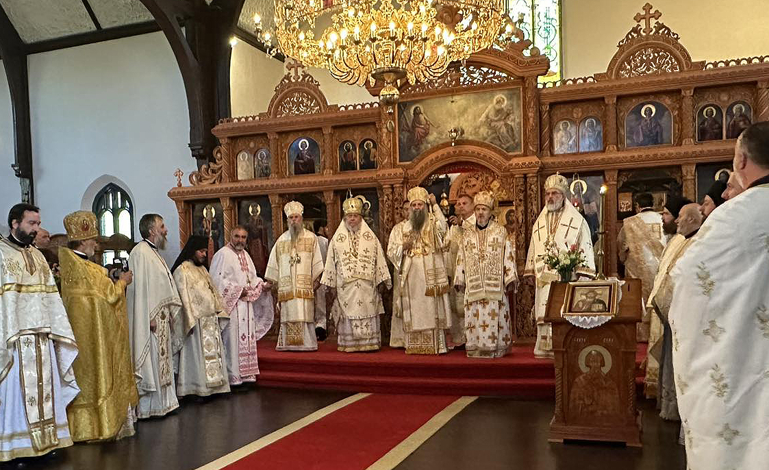 Патриарх Порфирий совершил Святую литургию в храме Святой Троицы в Монреале