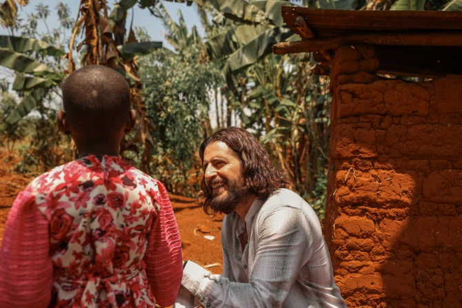 "Такой мощный": Джонатан Руми о спонсорстве африканских детей через католическую благотворительную организацию