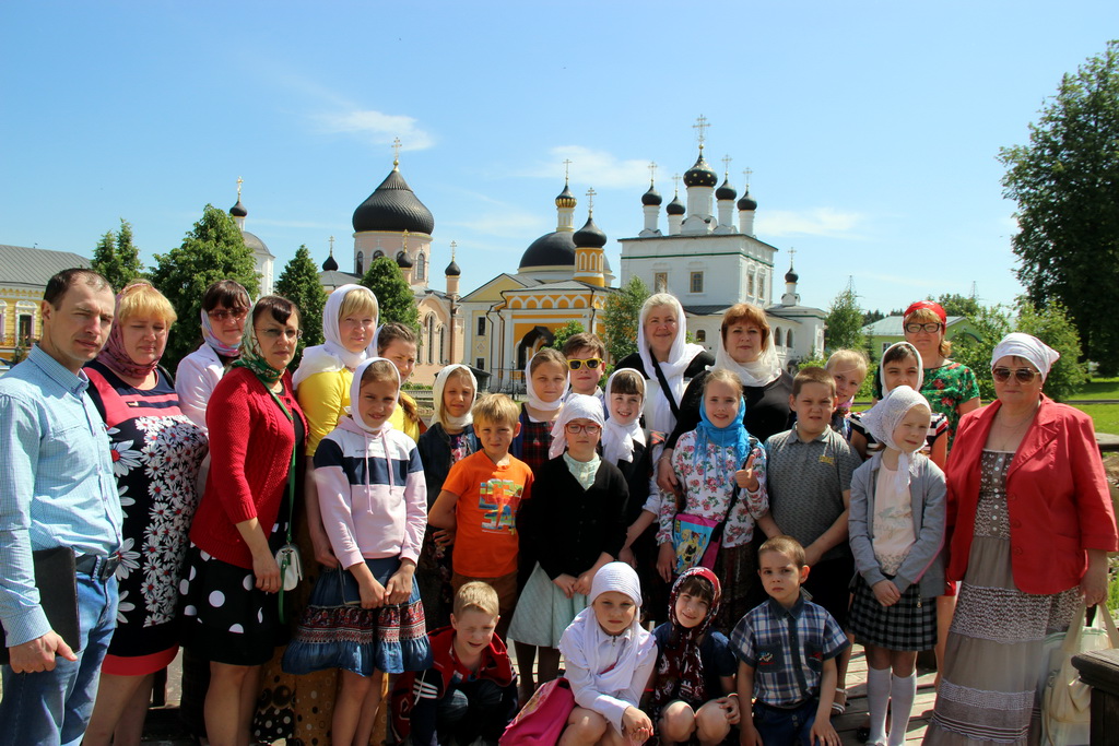 Православные гиды помогают паломникам в ходе посещения большинства исторических святынь России
