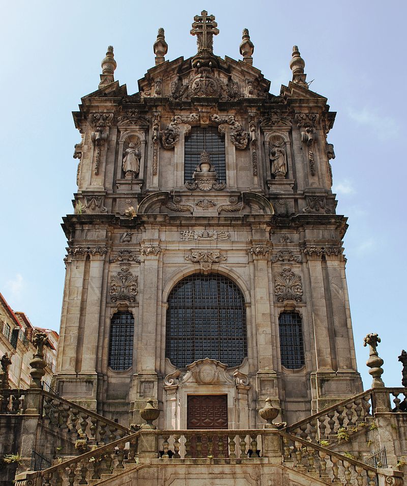 Главный фасад церкви Клеригуш с монументальной лестницей