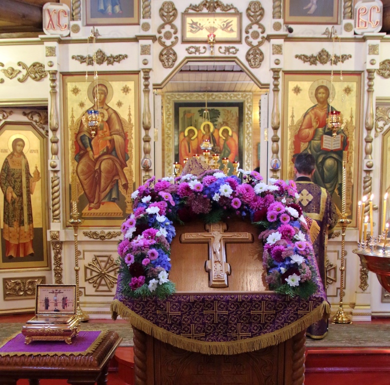 В день Крестовоздвижения крест, лежащий на аналое посреди храма, принято украшать