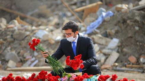 Израильский посол возлагает цветы в Гяндже, где во время обстрелов погибли мирные жители