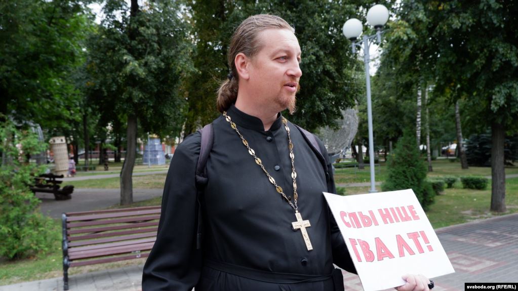 Гомель. Православный священник с плакатом, призывающим остановить насилие