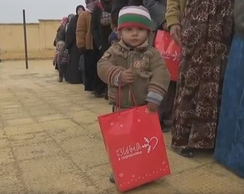 Сирийский мальчик с подарком
