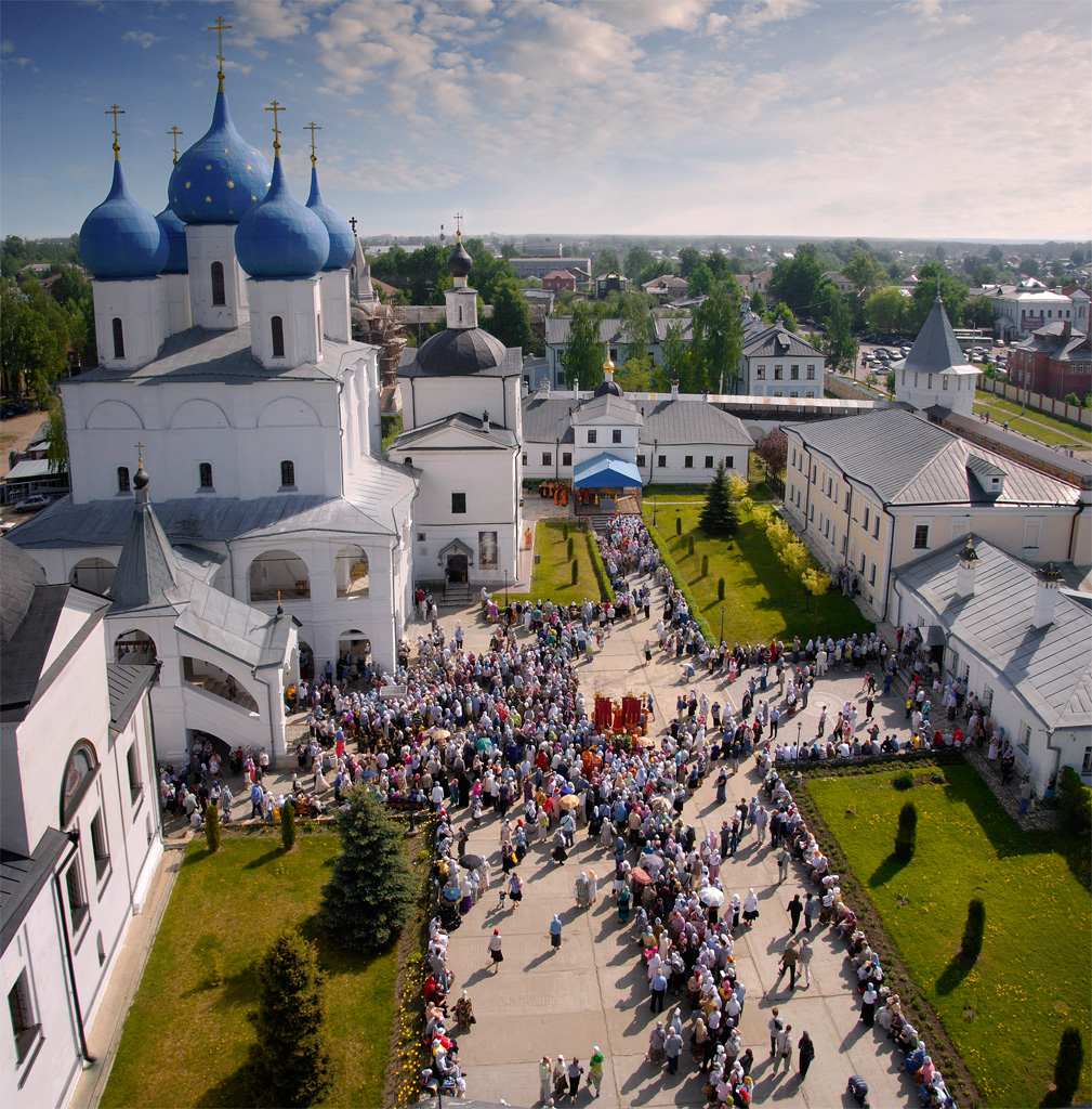 Паломники в Высоцком монастыре Паломники в Высоцком монастыре