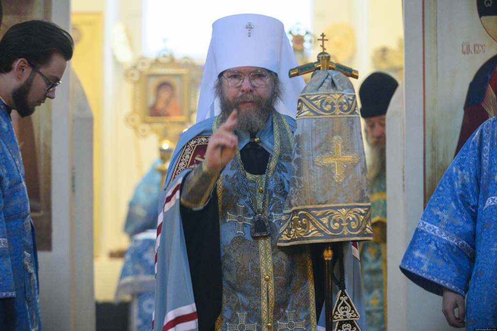 Богослужение возглавил мирополит Псковский и Порховский Тихон