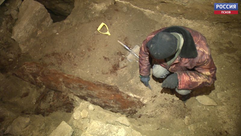 Археологи на месте раскопок под храмом святых Косьмы и Дамиана