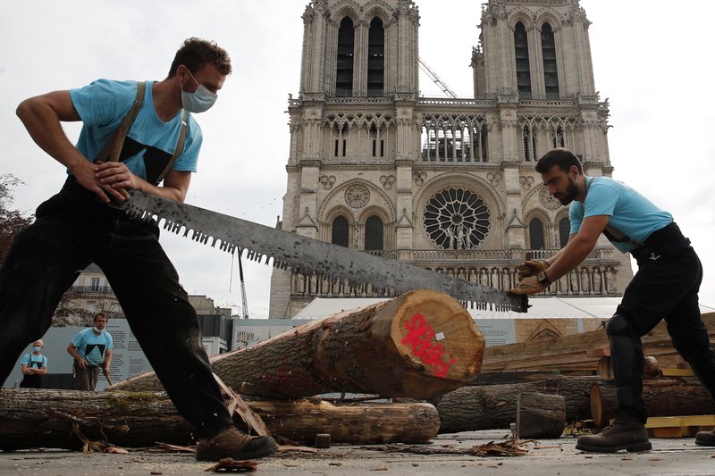 Плотники продемонстрировали навыки своих средневековых коллег на площади перед собором Нотр-Дам в Париже