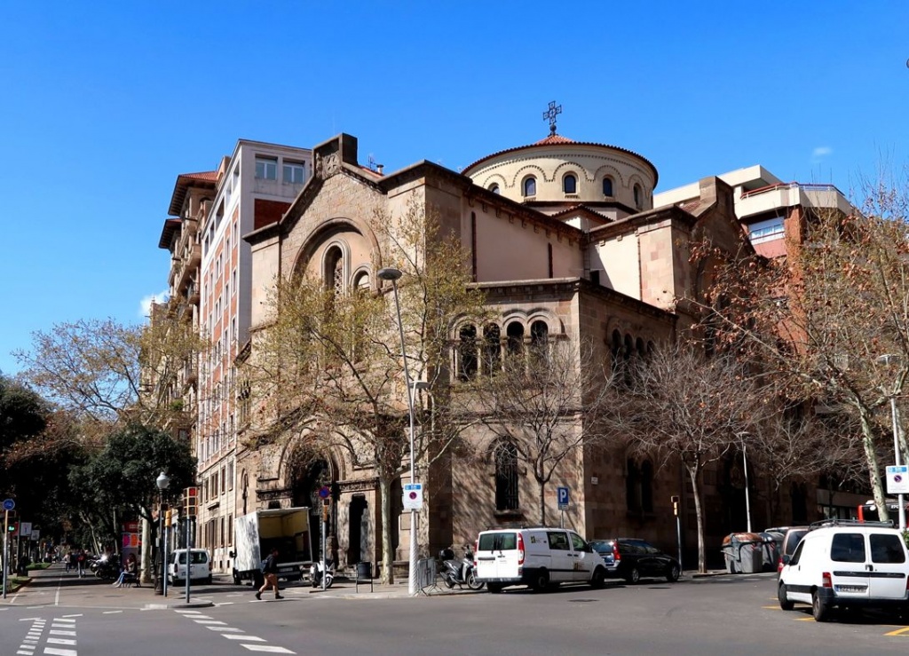 Главный фасад церкви кармелиток в Барселоне