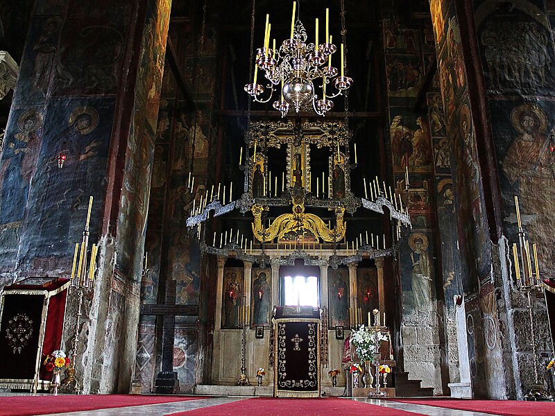 Интерьер главного храма святой обители с византийскими росписями