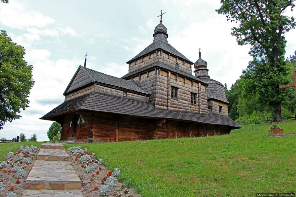 Исторический облик церкви в селе Потелич скрупулёзно восстановлен, при этом большая часть конструкции здания - оригинальная