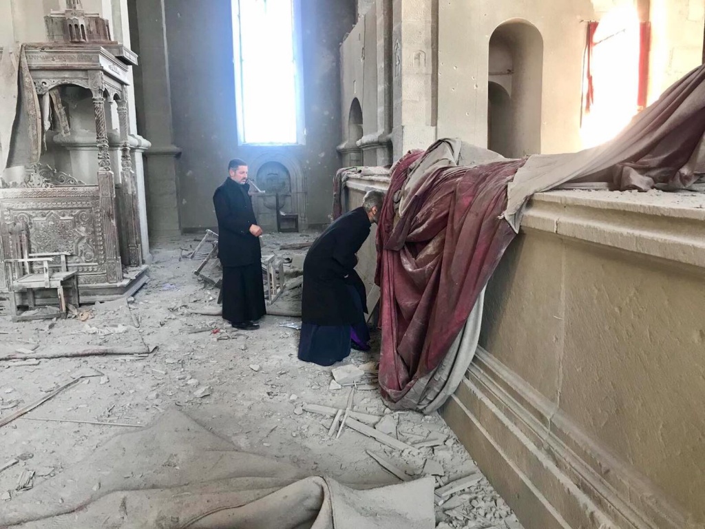 Внутри собора после азербайджанского ракетного удара 8 октября 2020 года