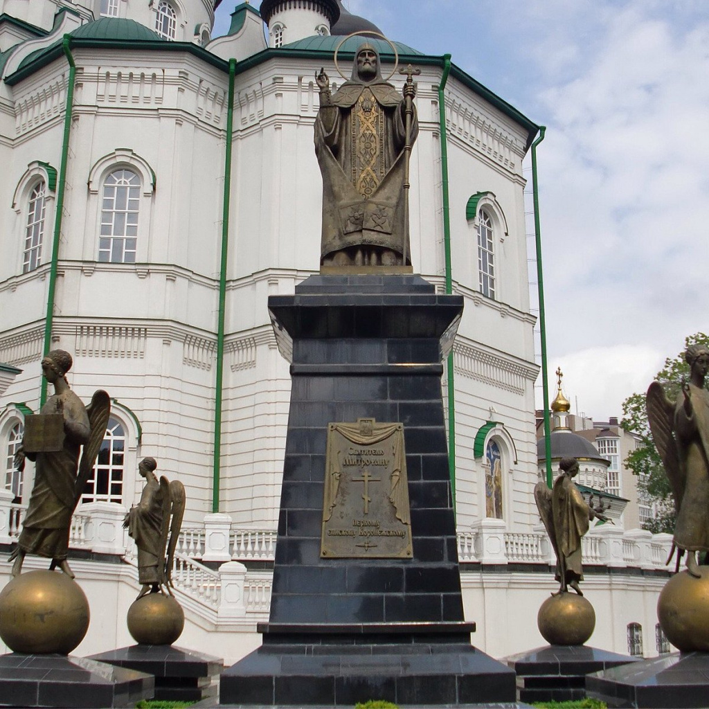 Памятник святителю Митрофану в Воронеже
