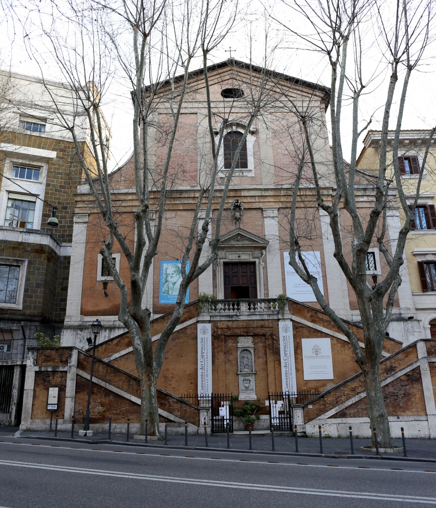 Фасад церкви Санта-Мария-делла-Кончеционе в стиле барокко - довольно скромный по римским меркам