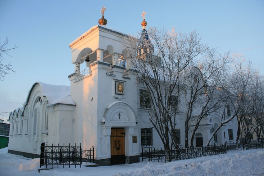 Главный вход в церковь с улицы Горняков