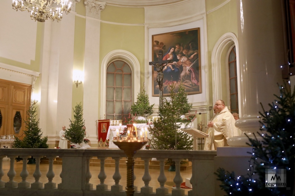 Рождественское убранство церкви Святой Екатерины в Санкт-Петербурге