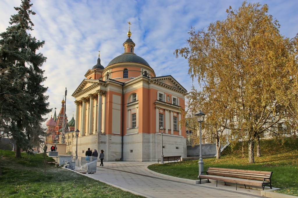 Церковь великомученицы Варвары в московском Зарядье - один из многих храмов, освящённых в честь и славу чтимой святой