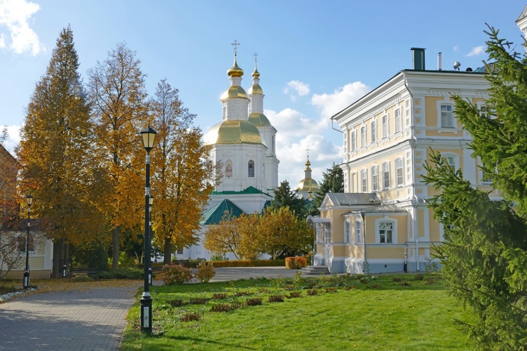 Казанский собор и часть подворья монастыря.jpg