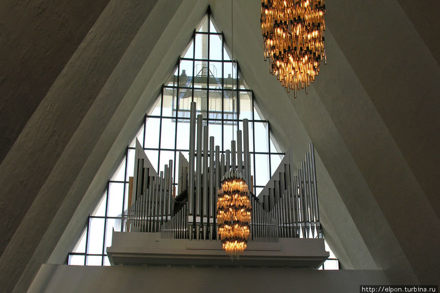 Впечатляющий своим размером и звуком орган собора