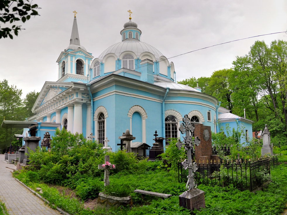 Церковь расположена на Васильевском острове, посреди старинного Смоленского кладбища