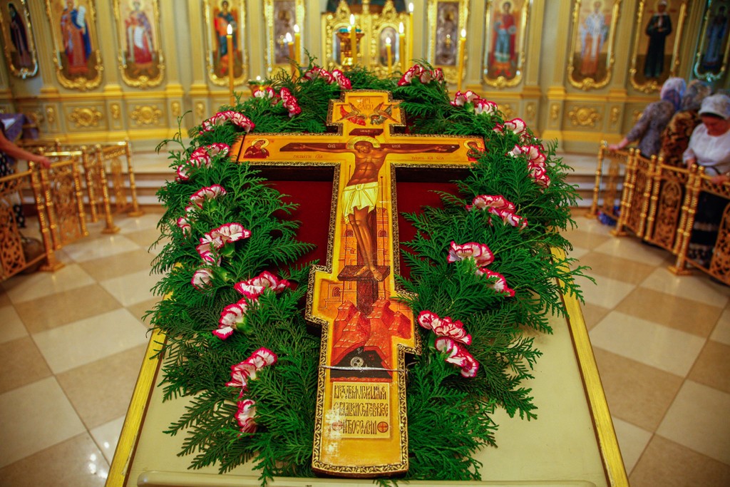 Православная Церковь в этот день молитвено воспоминает происхождения честных древ Животворящего Креста Господня